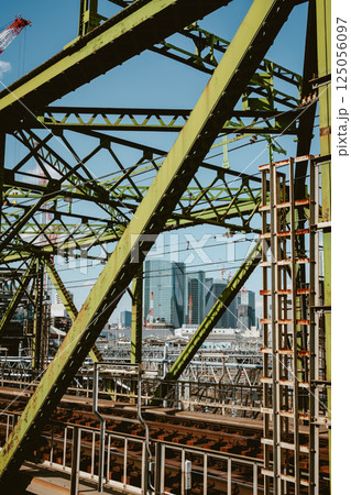鉄道橋と高層ビル群 東京の都市風景 2025.03　b-5 フィルム調 125056097