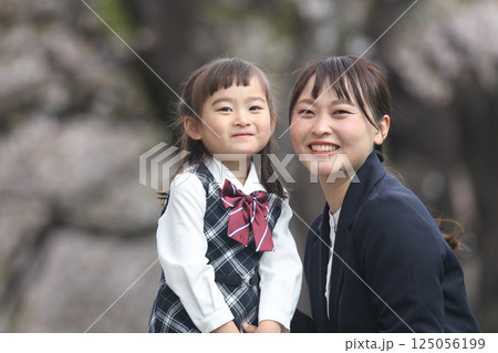 笑顔の親子 笑顔の親子 125056199