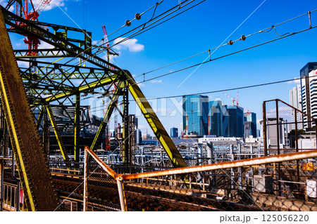 鉄道橋と高層ビル群 東京の都市風景 2025.03 c-2 高彩度コントラスト 鉄道橋と高層ビル群 東京の都市風景 2025.03 c-2 高彩度コントラスト 125056220