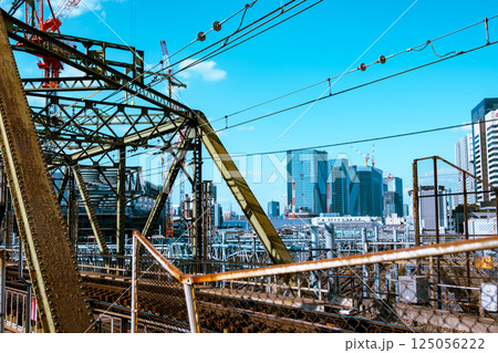 鉄道橋と高層ビル群 東京の都市風景 2025.03 c-4 ライトカラー 鉄道橋と高層ビル群 東京の都市風景 2025.03 c-4 ライトカラー 125056222