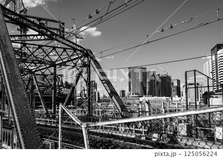 鉄道橋と高層ビル群 東京の都市風景 2025.03 c-6 モノクロ 鉄道橋と高層ビル群 東京の都市風景 2025.03 c-6 モノクロ 125056224
