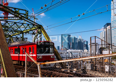 鉄道橋と高層ビル群 東京の都市風景 2025.03 d-1 鉄道橋と高層ビル群 東京の都市風景 2025.03 d-1 125056282
