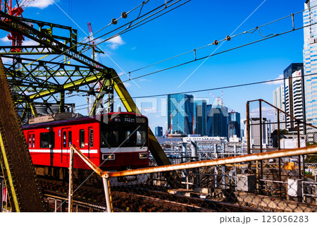 鉄道橋と高層ビル群 東京の都市風景 2025.03 c-2 高彩度コントラスト 鉄道橋と高層ビル群 東京の都市風景 2025.03 c-2 高彩度コントラスト 125056283