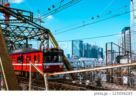 鉄道橋と高層ビル群 東京の都市風景 2025.03　c-4 ライトカラー 125056285