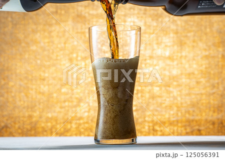 グラスに注がれる生ビール グラスに注がれる生ビール 125056391