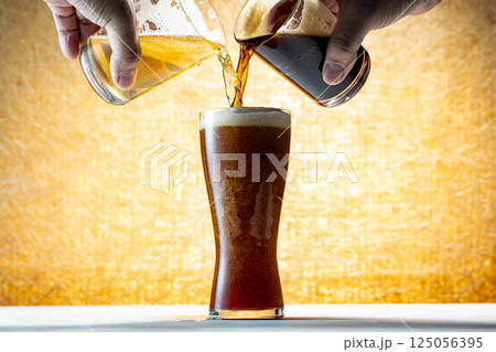 グラスに注がれる生ビール グラスに注がれる生ビール 125056395