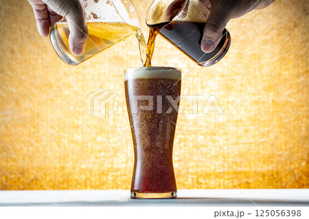 グラスに注がれる生ビール 125056398
