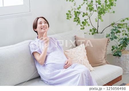 笑顔で考える妊婦 笑顔で考える妊婦 125056498