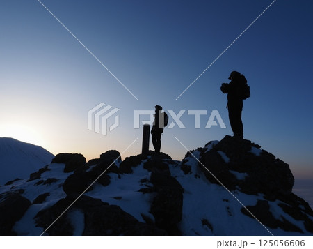 早朝の山頂で写真を撮る登山者(20250405054745) 早朝の山頂で写真を撮る登山者(20250405054745) 125056606