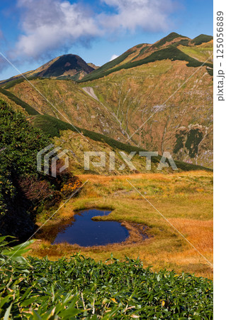 秋色の飯豊連峰・天狗ノ庭と烏帽子岳・北股岳への稜線 秋色の飯豊連峰・天狗ノ庭と烏帽子岳・北股岳への稜線 125056889
