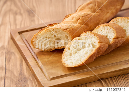 カットしたフランスパン|家庭的な食卓イメージ カットしたフランスパン|家庭的な食卓イメージ 125057243