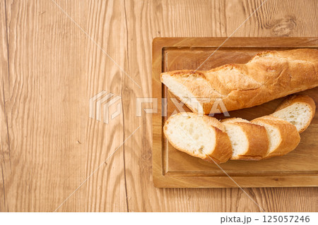 カットしたフランスパン｜家庭的な食卓イメージ 125057246