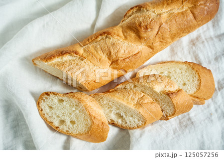 フランスパンのスライス｜自然光と白い背景でシンプルに 125057256