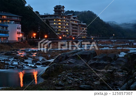 ライトアップされた温泉街 ライトアップされた温泉街 125057307