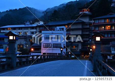 温泉街の明かり 125057315