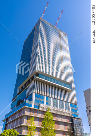 日本の横浜都市景観　関内駅前のベースゲート横浜関内タワーなどを望む＝令和7年4月14日 125057408