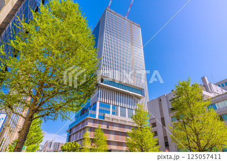 日本の横浜都市景観　関内駅前のベースゲート横浜関内タワーなどを望む＝令和7年4月14日 125057411