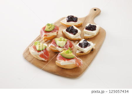 クリームチーズのオープンサンド 125057434