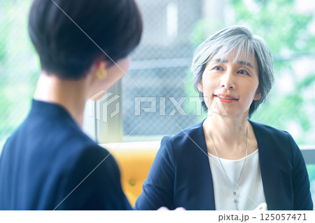 打ち合わせするシニアのビジネスウーマン 125057471