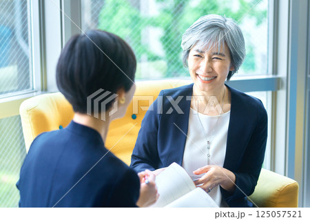 打ち合わせするシニアのビジネスウーマン 125057521