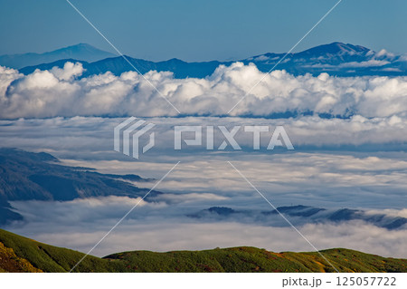 飯豊連峰・北股岳から見る雲上の朝日連峰・以東岳と鳥海山 125057722