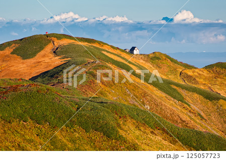 飯豊連峰・主稜線縦走路から見る朝の門内岳と門内小屋 125057723
