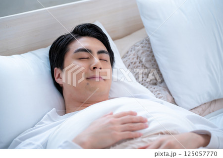 ベッドで眠る男性 ベッドで眠る男性 125057770