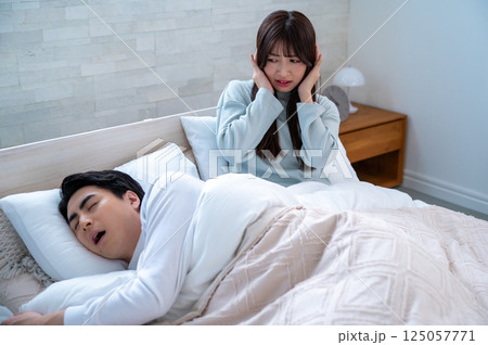 いびきに悩まされる女性 125057771