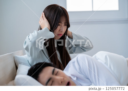 いびきに悩まされる女性 125057772