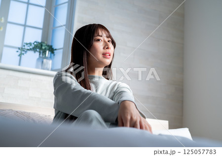 ベッドでリラックスする女性 ベッドでリラックスする女性 125057783