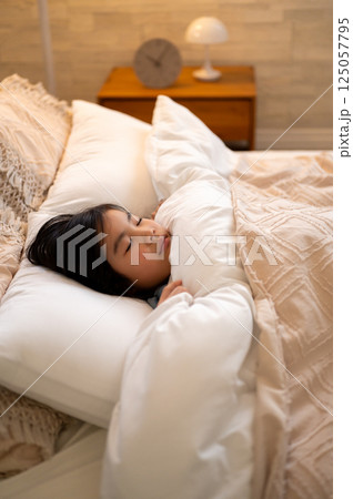 ベッドで眠る女の子 125057795