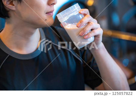 ジムでプロテインを飲む男性 125057822