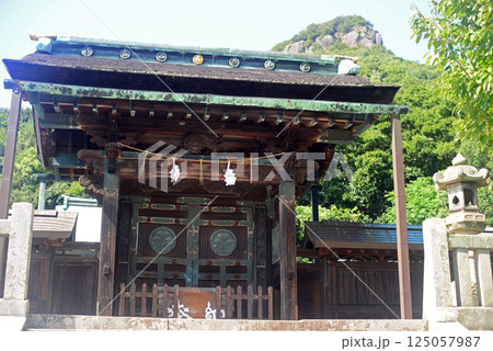 高松屋島神社神門と冠ヶ嶽-1 125057987