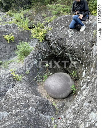 高津戸峡の甌穴：大きさが分かる丸い石／群馬県みどり市 125058009