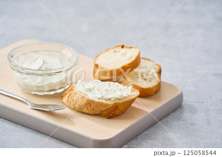 フランスパンに塗ったクリームチーズ フランスパンに塗ったクリームチーズ 125058544