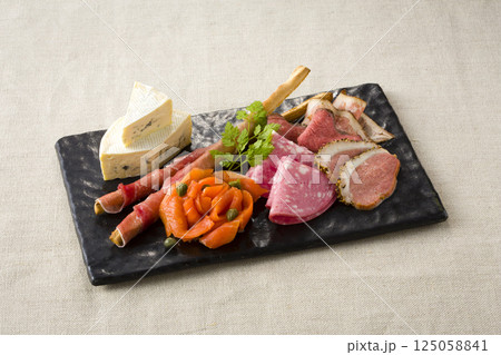 チーズと生ハムなどのおつまみ盛り合わせ チーズと生ハムなどのおつまみ盛り合わせ 125058841