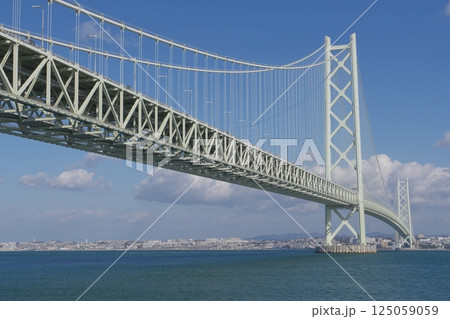 道の駅あわじから見上げる明石海峡大橋 道の駅あわじから見上げる明石海峡大橋 125059059