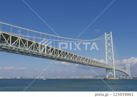 道の駅あわじから見上げる明石海峡大橋 125059061