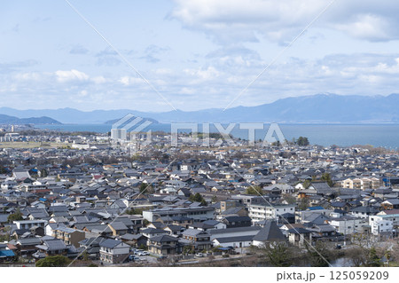 彦根城から望む彦根市街と琵琶湖 125059209