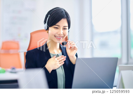 オフィスで働くスーツを着たオペレーターの女性 125059593