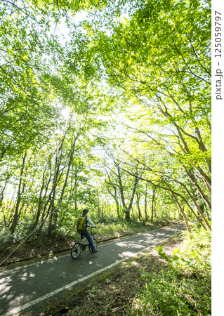 新緑・初夏のサイクリングイメージ (蒜山高原) 新緑・初夏のサイクリングイメージ (蒜山高原) 125059797