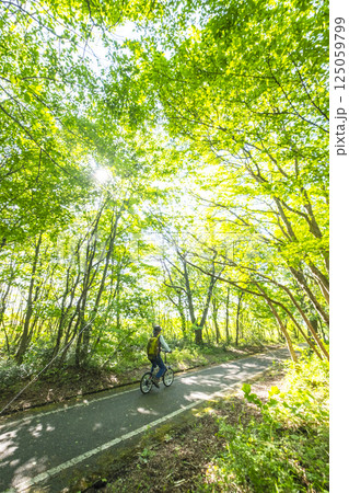 新緑・初夏のサイクリングイメージ　（蒜山高原） 125059799