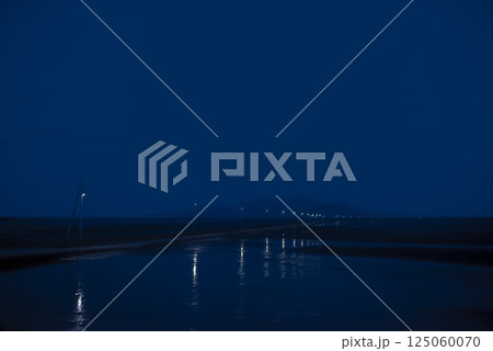 干潮の海に伸びる長部田海床路の灯り 125060070