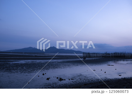 朝焼けに染まる有明海と長部田の海岸線 125060073