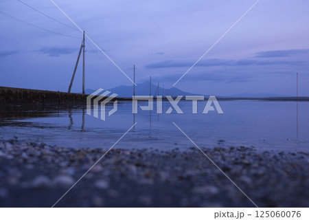 早朝の静けさに包まれた長部田海床路 早朝の静けさに包まれた長部田海床路 125060076