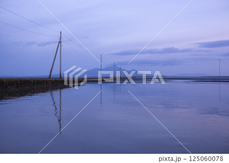 早朝の静けさに包まれた長部田海床路 125060078