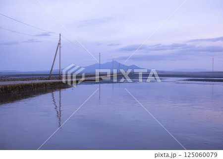早朝の静けさに包まれた長部田海床路 125060079