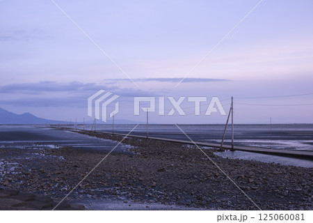 早朝の静けさに包まれた長部田海床路 早朝の静けさに包まれた長部田海床路 125060081