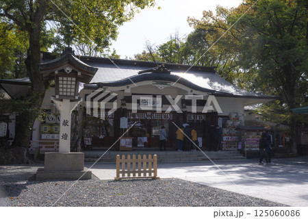 空へ向かうようにそびえる加藤神社の鳥居 125060086