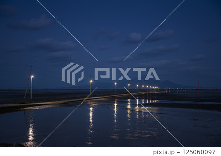 干潮の海に伸びる長部田海床路の灯り 干潮の海に伸びる長部田海床路の灯り 125060097